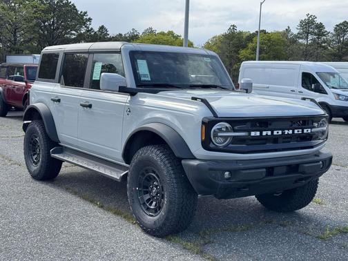 Avalanche Gray 2026 Ford Bronco Outer Banks
