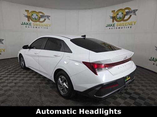 2024 Hyundai ELANTRA SE