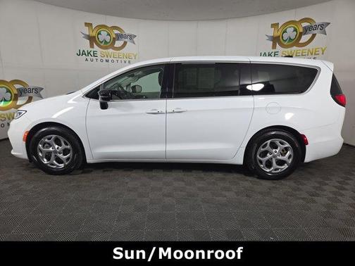Bright White Clearcoat 2024 Chrysler Pacifica Limited