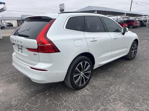2022 Volvo XC60 B5 Momentum