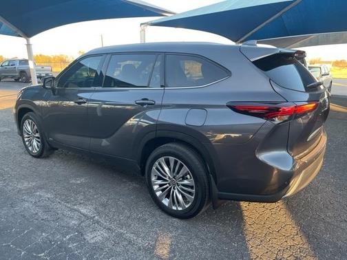 2025 Toyota Highlander Hybrid Platinum