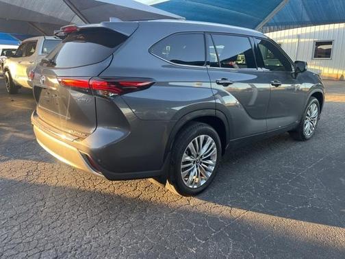 2025 Toyota Highlander Hybrid Platinum