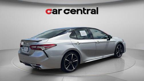 Celestial Silver/Midnight Black Metallic 2018 Toyota Camry XSE
