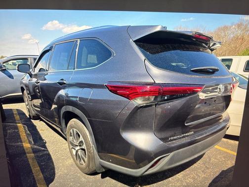 Magnetic Gray Metallic 2021 Toyota Highlander XLE