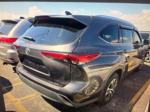 Magnetic Gray Metallic 2021 Toyota Highlander XLE