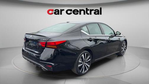 Super Black Clearcoat 2022 Nissan Altima SR FWD
