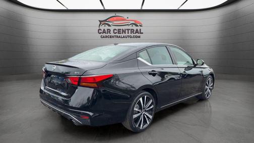 Super Black Clearcoat 2022 Nissan Altima SR FWD