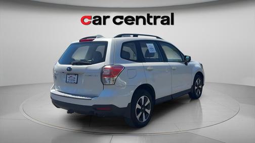 Crystal White Pearl 2018 Subaru Forester 2.5i