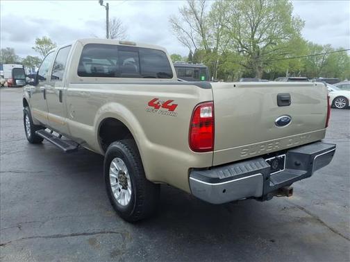Beige 2008 Ford F-250 XLT Super Duty