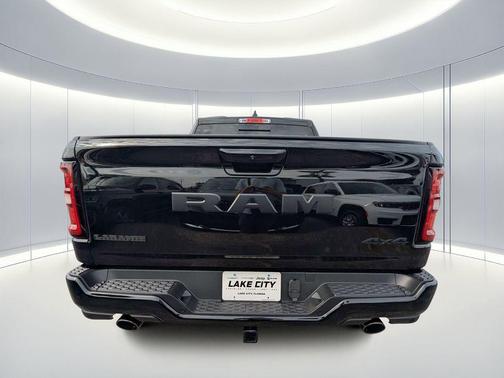 Diamond Black Crystal Pearlcoat 2026 RAM 1500 Laramie