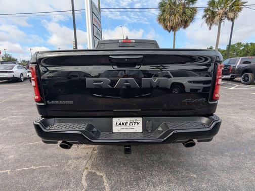 Diamond Black Crystal Pearlcoat 2026 RAM 1500 Laramie