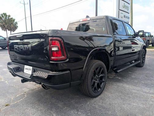Diamond Black Crystal Pearlcoat 2026 RAM 1500 Laramie