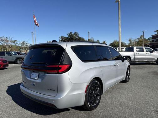 Silver Mist Clearcoat 2026 Chrysler Pacifica Limited