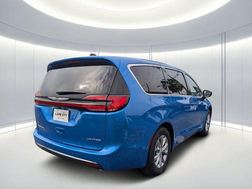 Hydro Blue Pearlcoat 2026 Chrysler Pacifica Limited