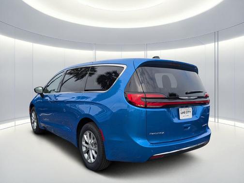 Hydro Blue Pearlcoat 2026 Chrysler Pacifica Limited