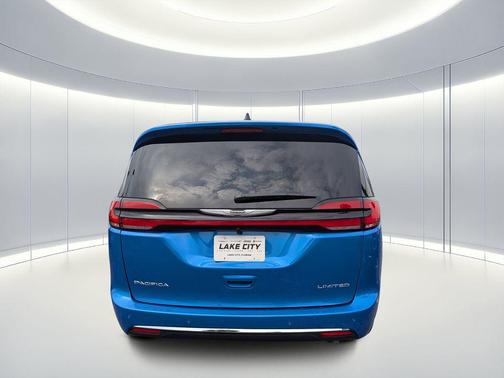 Hydro Blue Pearlcoat 2026 Chrysler Pacifica Limited