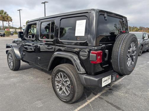 2025 Jeep Wrangler 4-Door Sahara 4x4