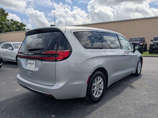 Silver Mist Clearcoat 2023 Chrysler Pacifica Touring L