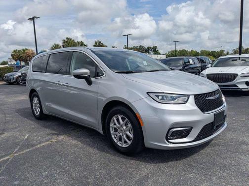 Silver Mist Clearcoat 2023 Chrysler Pacifica Touring L