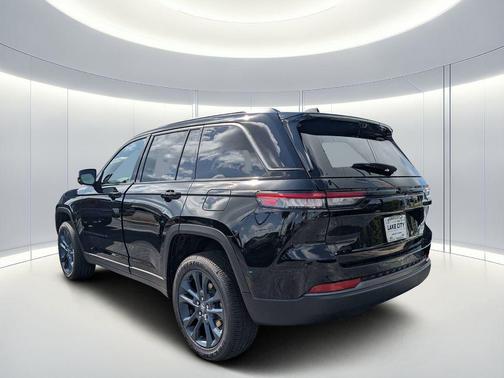 Diamond Black Crystal Pearlcoat 2026 Jeep Grand Cherokee 85th Anniversary Edition