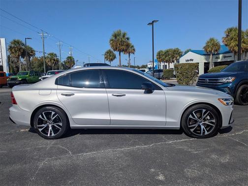 2024 Volvo S60 B5 Plus Dark Theme