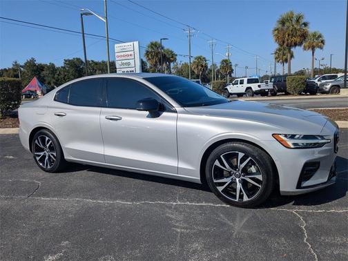 2024 Volvo S60 B5 Plus Dark Theme