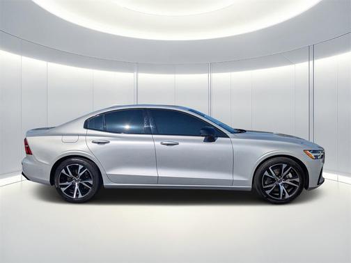 2024 Volvo S60 B5 Plus Dark Theme