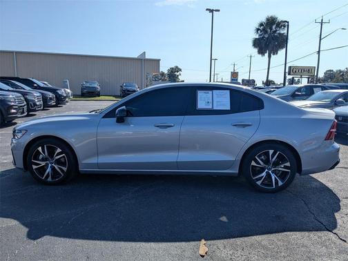 2024 Volvo S60 B5 Plus Dark Theme