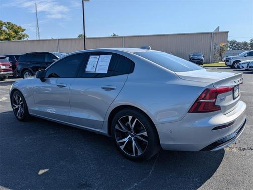 2024 Volvo S60 B5 Plus Dark Theme