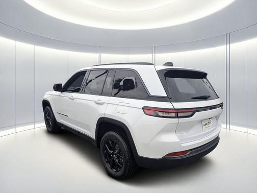 Bright White Clearcoat 2026 Jeep Grand Cherokee Altitude