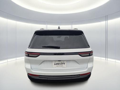 Bright White Clearcoat 2026 Jeep Grand Cherokee Altitude