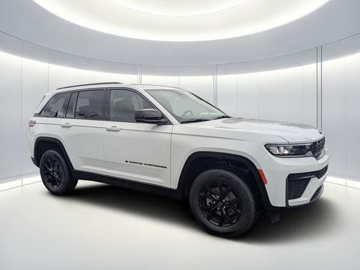 Bright White Clearcoat 2026 Jeep Grand Cherokee Altitude