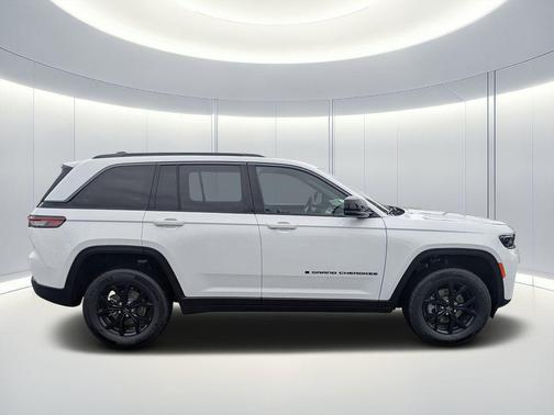Bright White Clearcoat 2026 Jeep Grand Cherokee Altitude