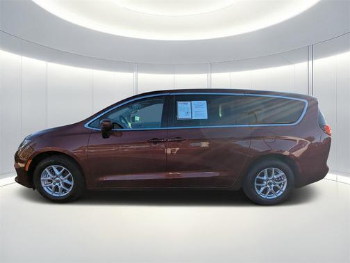 Velvet Red Pearlcoat 2023 Chrysler Voyager LX