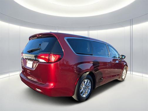 Velvet Red Pearlcoat 2023 Chrysler Voyager LX