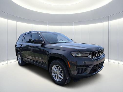Baltic Gray Metallic Clearcoat 2026 Jeep Grand Cherokee Laredo