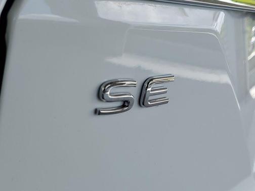 Pure White 2025 Volkswagen Atlas 2.0T SE w/Technology