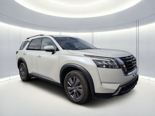Pearl White Tricoat 2024 Nissan Pathfinder SV FWD