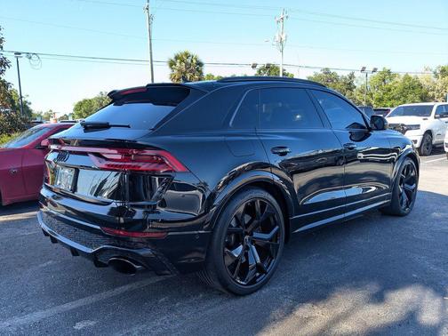 Mythos Black Metallic 2024 Audi RS Q8 4.0T