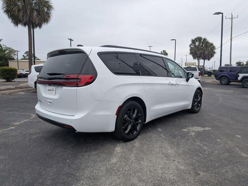 Bright White Clearcoat 2026 Chrysler Pacifica L
