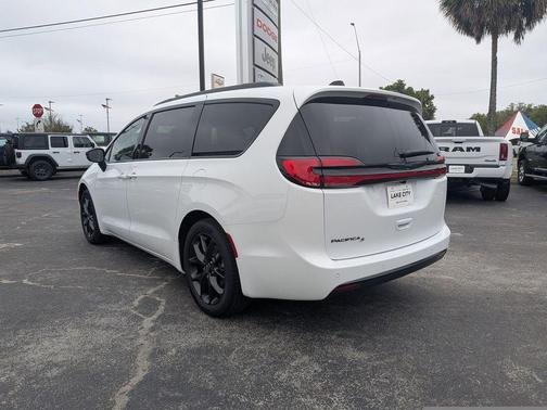 Bright White Clearcoat 2026 Chrysler Pacifica L