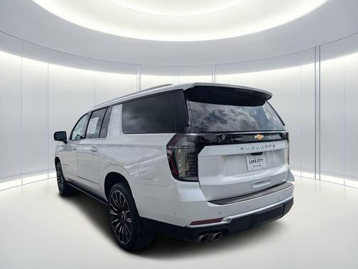 Iridescent Pearl Tricoat 2025 Chevrolet Suburban 4WD High Country
