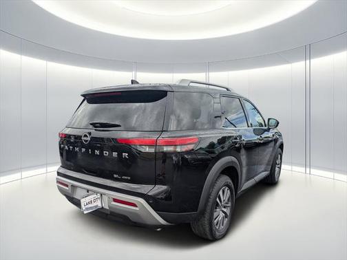2023 Nissan Pathfinder SL 4WD
