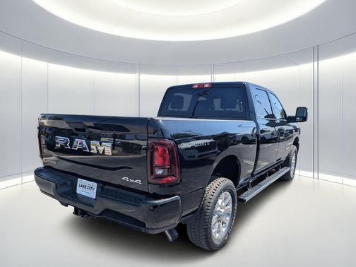 Diamond Black Crystal Pearlcoat 2026 RAM 2500 Big Horn Crew Cab 4x4 6'4' Box