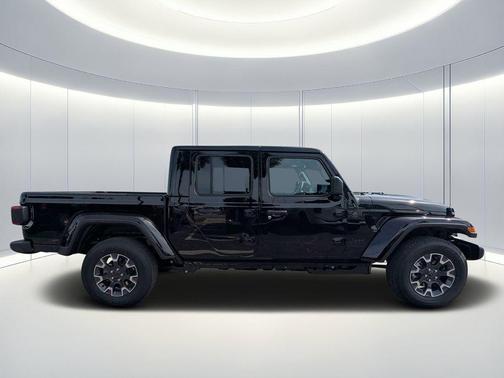 Black Clearcoat 2026 Jeep Gladiator Sahara 4x4