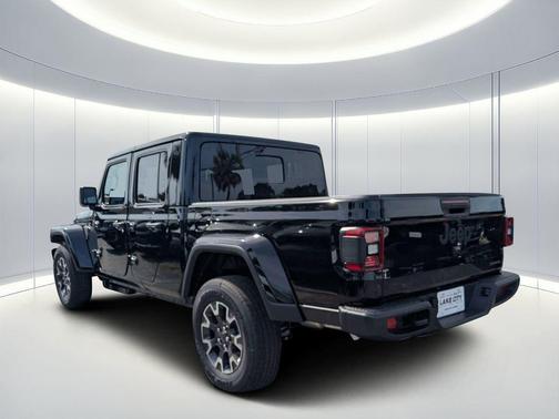 Black Clearcoat 2026 Jeep Gladiator Sahara 4x4