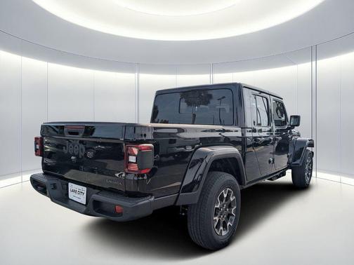 Black Clearcoat 2026 Jeep Gladiator Sahara 4x4