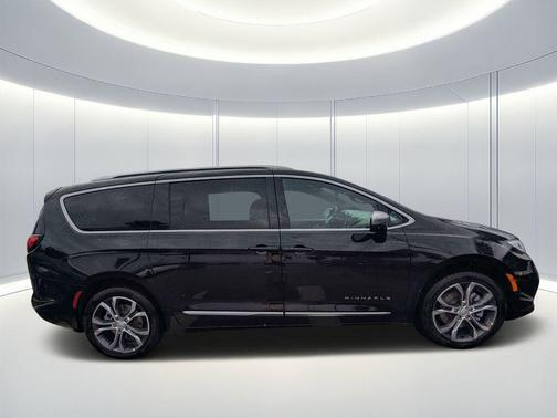 Diamond Black Crystal Pearlcoat 2026 Chrysler Pacifica L