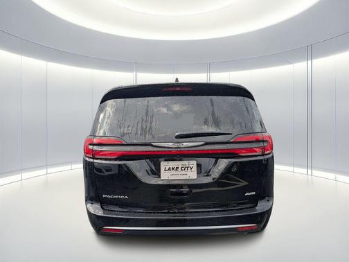 Diamond Black Crystal Pearlcoat 2026 Chrysler Pacifica L