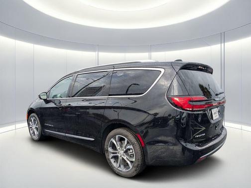 Diamond Black Crystal Pearlcoat 2026 Chrysler Pacifica L